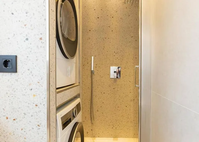 Deluxe 2 Bedroom Apartment *